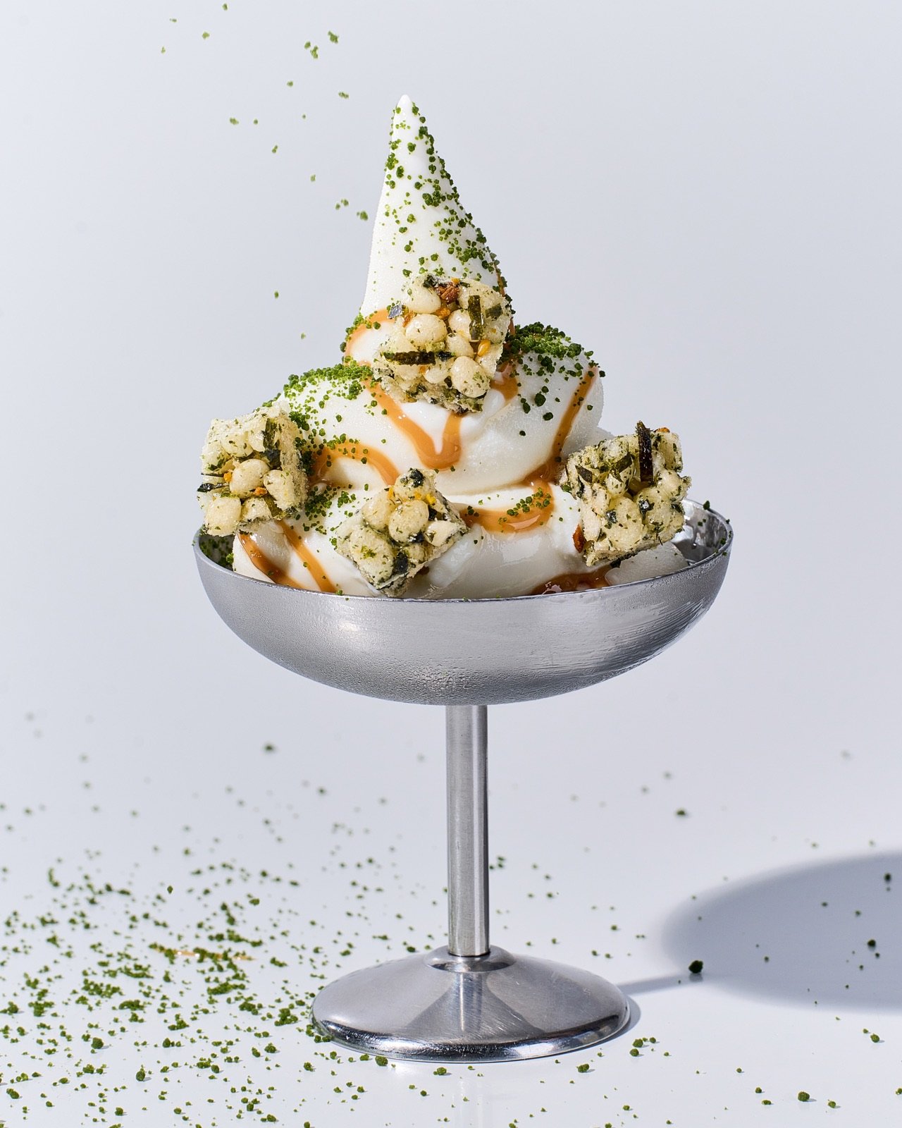 Umi: nori krispies, miso de leche glaze, matcha crumb